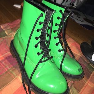 No boundaries green boots